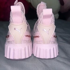 Women’s size US6 puma defy mid pink rose sneaker